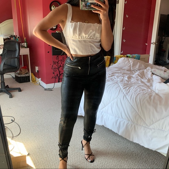 *SOLD* 🌺2/$15🌺 SHEIN Black Leather Leggings - Picture 2 of 3